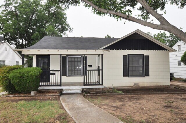 Building Photo - "Adorable One-Bedroom Featuring Hardwood Floors, Vintage Charm & Stylish Updates!"