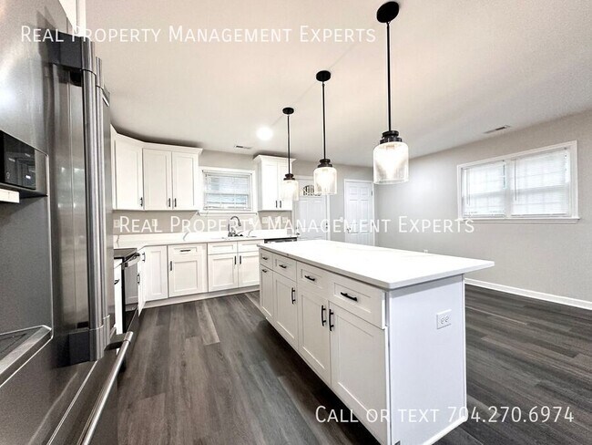 Photo - 2000 St John St