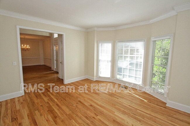 Photo - 800 Chelsea Park Dr NE
