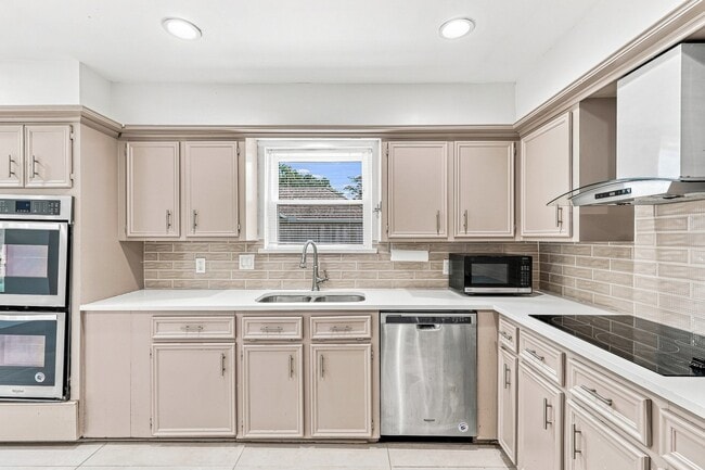 Photo - 1135 Trowbridge Dr