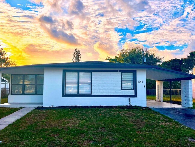 Photo - 651 SW 28th Dr