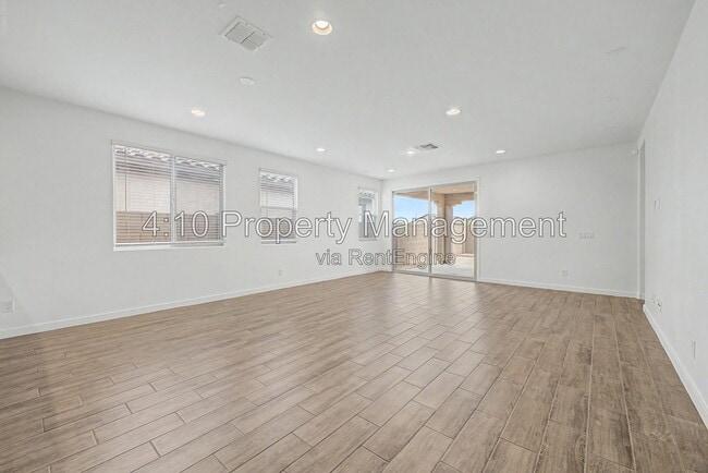3241 E Malibu Dr