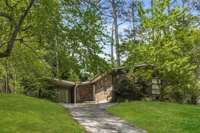 Building Photo - 2432 Woodacres Rd NE