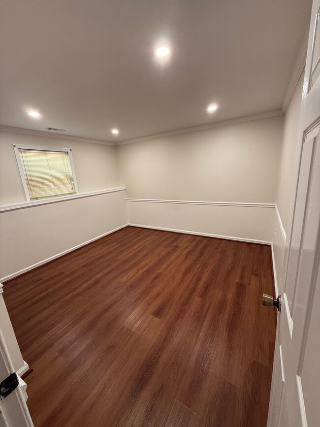 Building Photo - 8637 Centerton Ln Unit 1 Bedroom Basement Apt