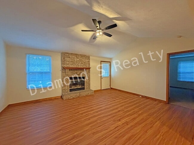 Building Photo - Charming 3 Bedroom in Desirable South Neighborhood!