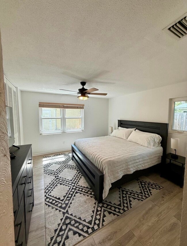 Photo - 511 SW N Riverpoint Dr