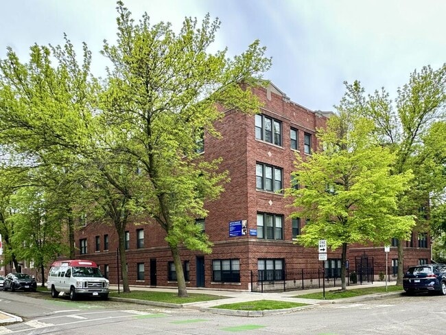 Building Photo - 2231 W Eastwood Ave