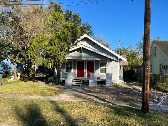 Building Photo - 2825 Victoria St Unit A