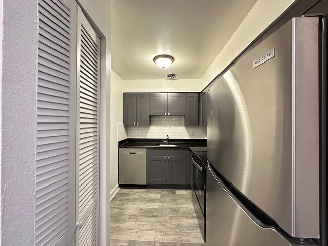 Photo - 3825 N Pine Grove Ave Unit 105