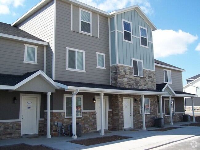 Building Photo - Beautiful 3 Story Vineyard Townhome
