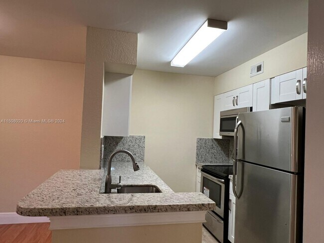 Photo - 2831 N Oakland Forest Dr Unidad 213