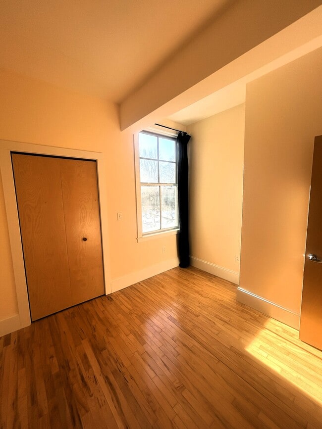 Building Photo - 17 Ivaloo St Unit 9