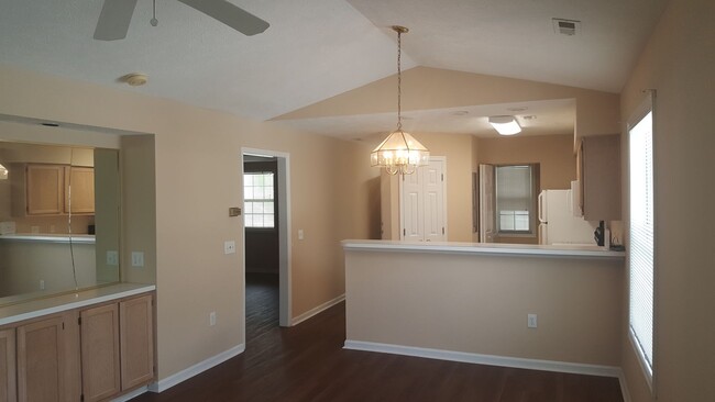 Building Photo - 3rd Floor 2 Bedroom in River Oaks