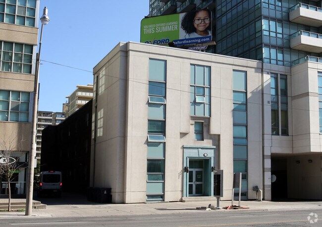 Photo - 196 Eglinton Ave E