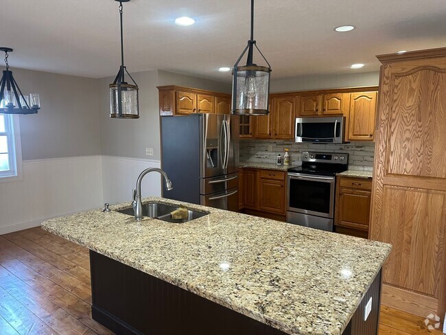 Building Photo - Welcome to this stunning 4 bedroom, 3 bath... Rental