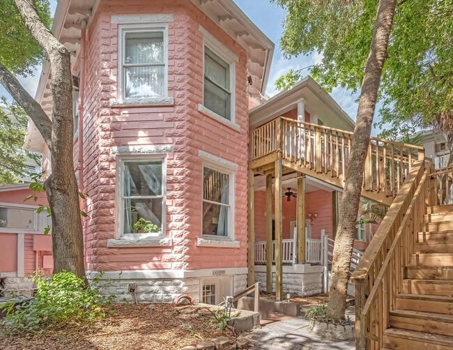 656 Beach Dr NE Unit 656-06