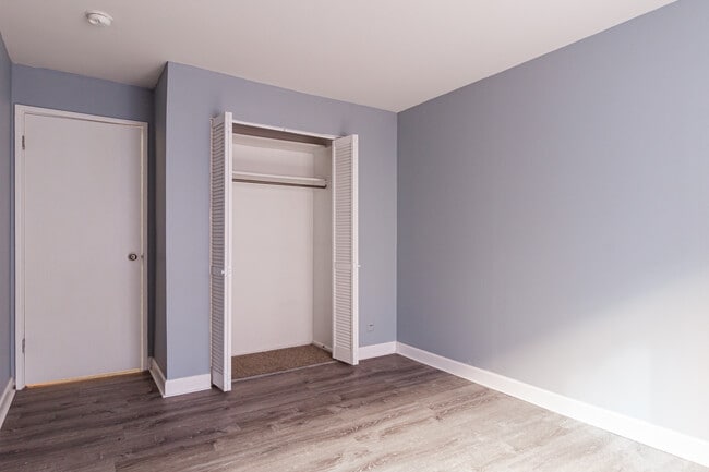 Photo - 3723 N Pine Grove Ave Unidad E3