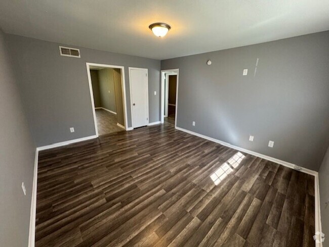Building Photo - MOVE IN READY~ RENT ME FIRST!! MOVE IN SPE... Rental