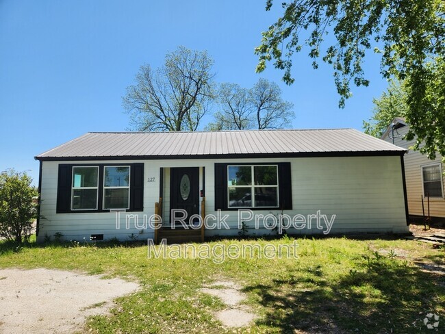Building Photo - 127 E 3rd St Rental