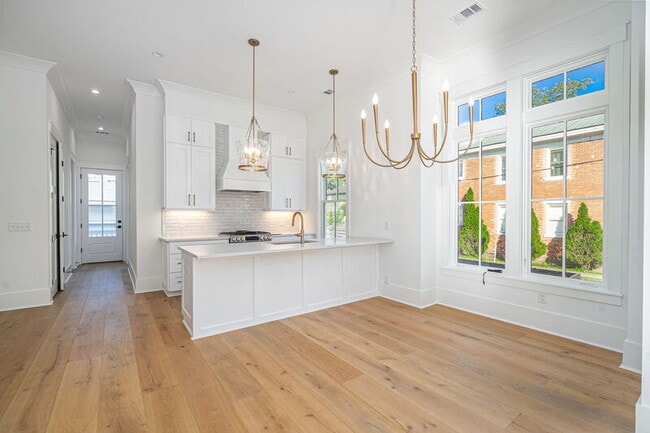 Building Photo - 302 W 38th St