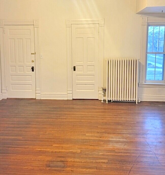 Living Room - 609 S Broad St Unit 4