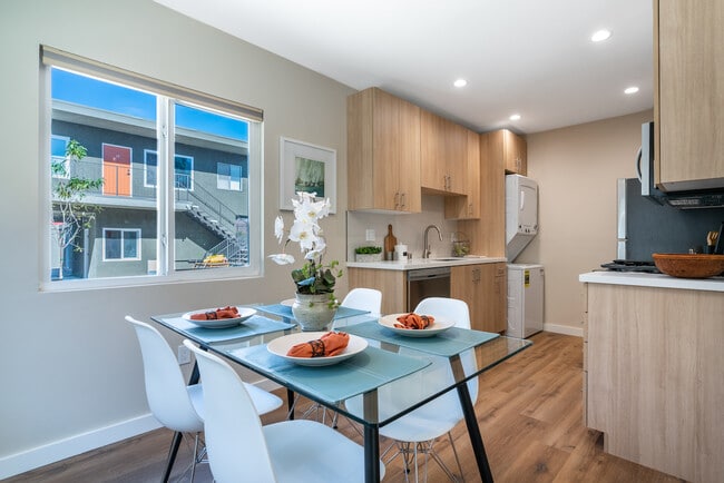 Photo - 419 W Queen St