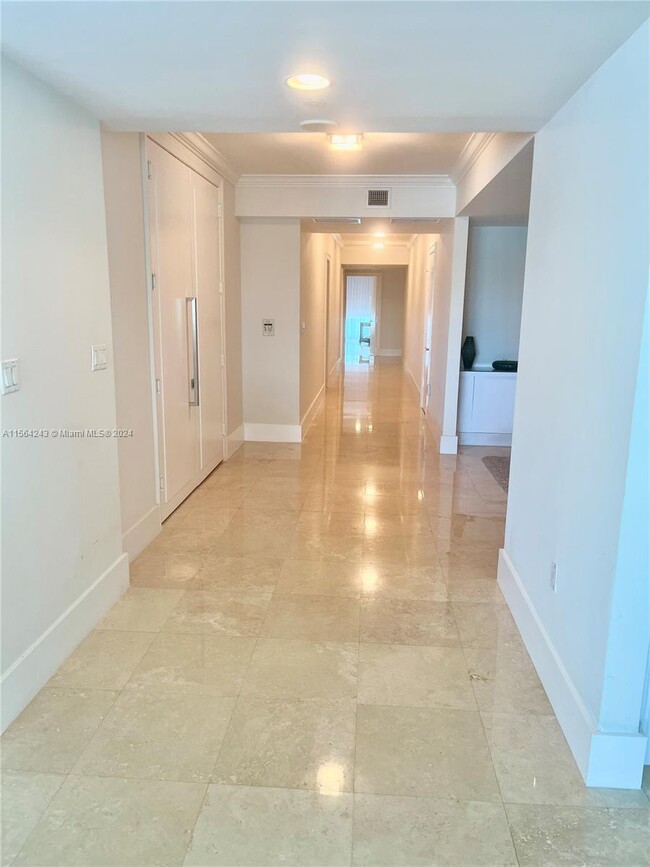 Photo - 20201 E Country Club Dr Condominio Unidad #409