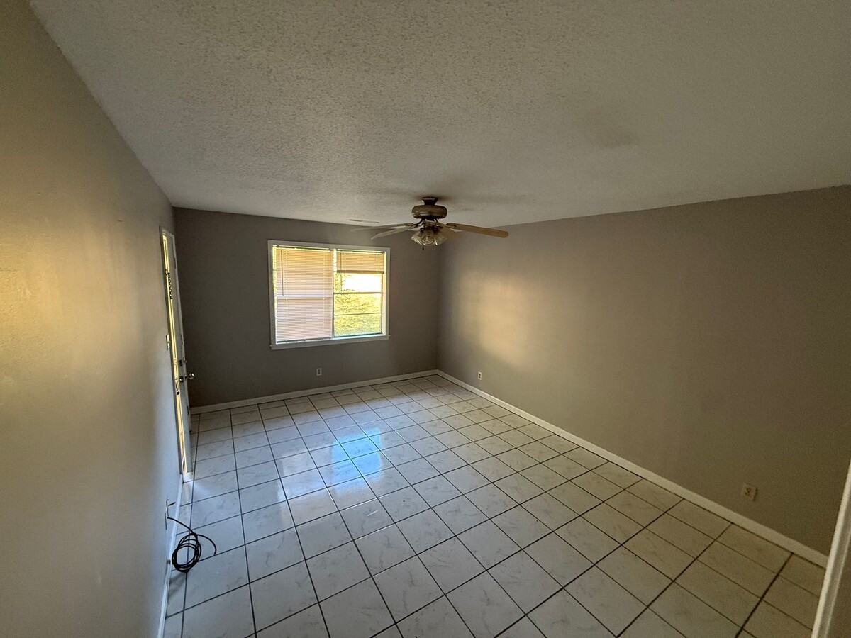 Photo - 121 N Robinson St