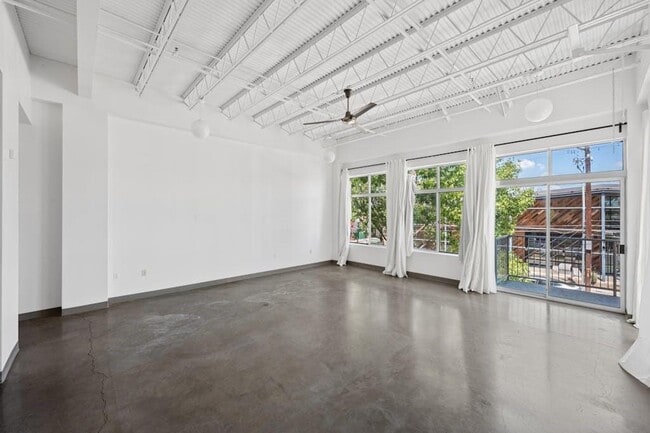 Building Photo - 2401 E 6th St Unit 24 Rental