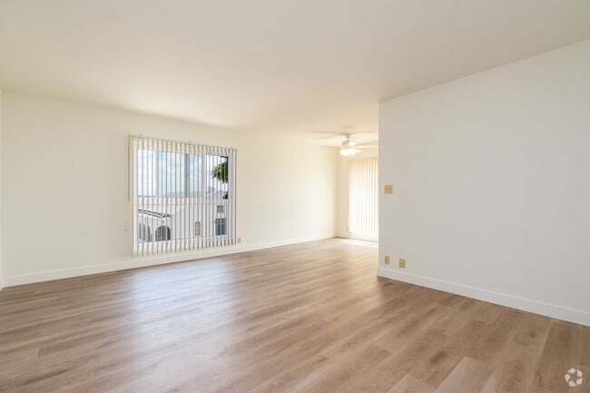 2BR, 1BA - 900SF - Living Room