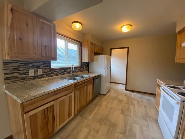 Photo - Charming 2 Bedroom with Attached Garage!