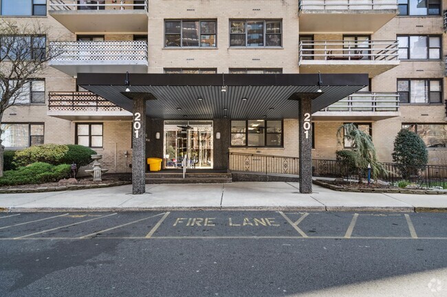 Building Photo - 201 St Pauls Ave Unit 17C Rental