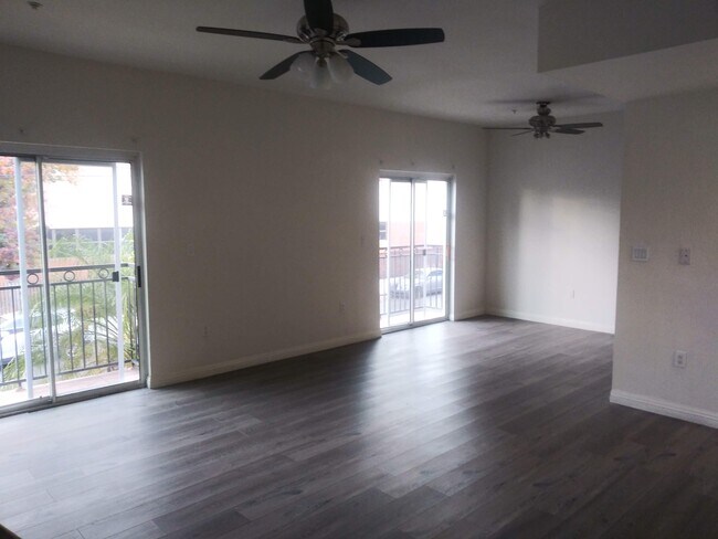 Sala de estar - 14655 Vanowen St