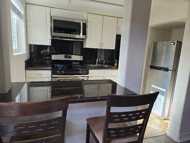 Photo - 3345 Oliphant St