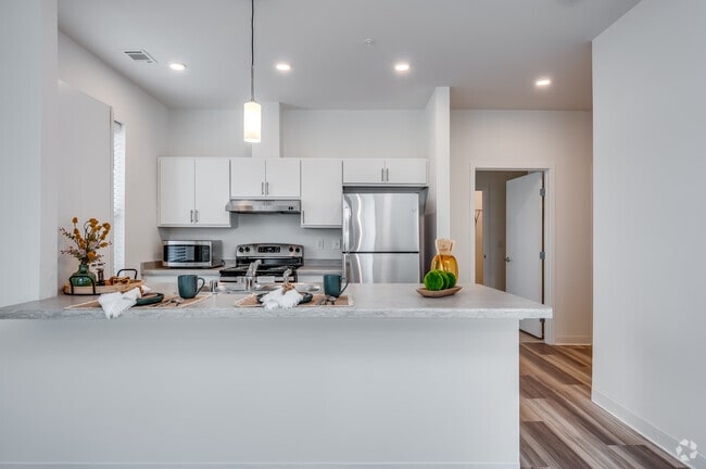 2BR, 2BA - 1,010SF