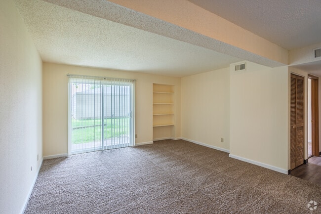 2BR, 1.5BA - 968SF - Living Room