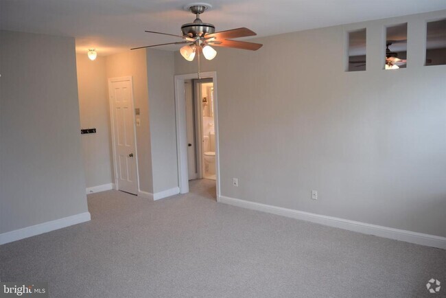 Building Photo - 1806 W Abingdon Dr Unit 302 Rental