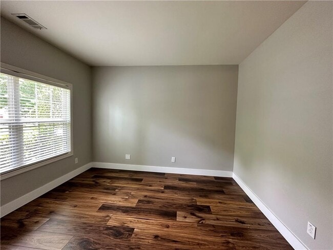 Photo - 2758 Suttonwood Way NE