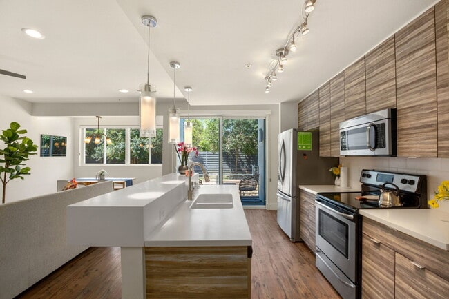 Photo - 604 N Bluff Dr
