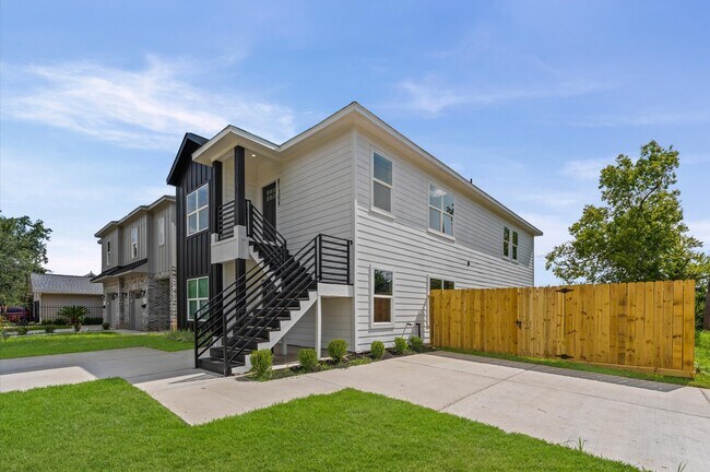 Photo - 8135 Woodward St