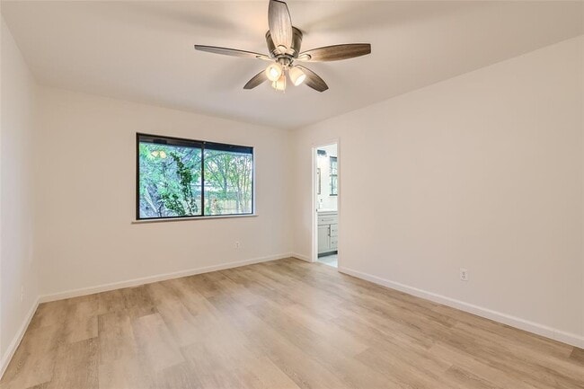 Photo - 402 Wood Bine Dr