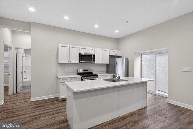 Building Photo - 980 N Marshall St Unit 2