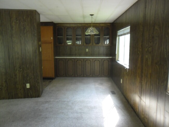 Photo - Elbow room