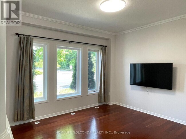 Photo - 847 Bur Oak Ave