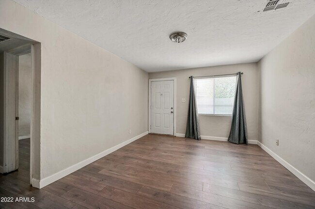 Photo - 2142 E Taylor St Unidad 7