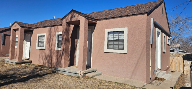 Building Photo - 805 W 4th St Rental
