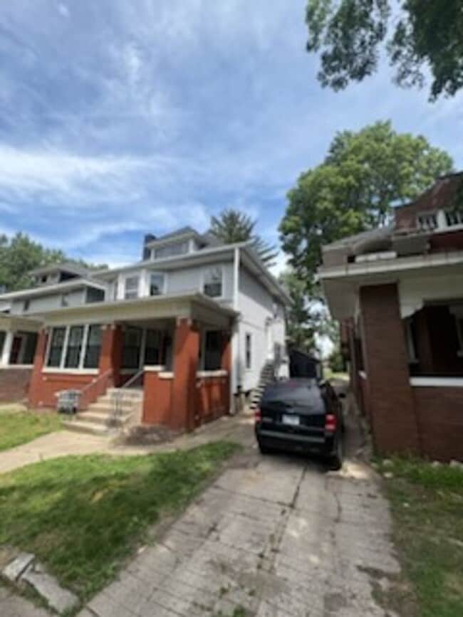 Building Photo - 1611 W Barker Ave Unit Upper