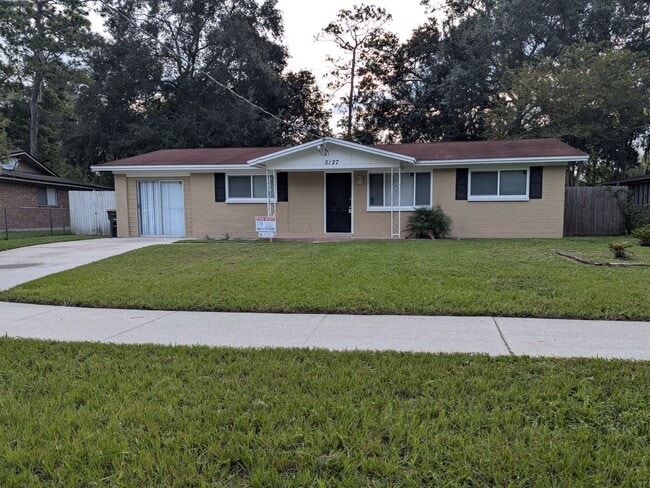 Building Photo - NOW AVAILABLE!! 3/2 House Located in quiet...