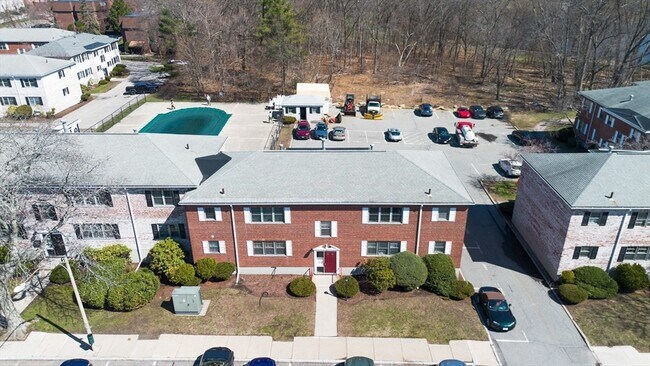 Building Photo - 137 Lake Shore Rd Unit 4