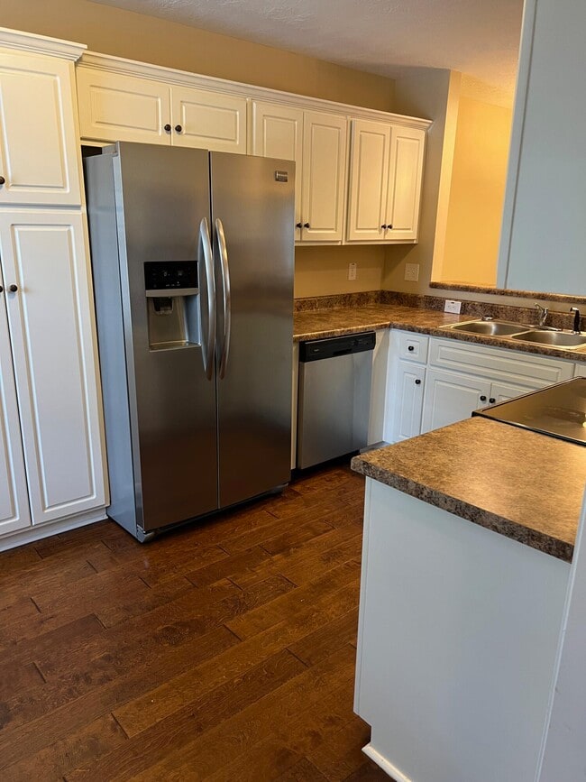 Photo - 111 Satomi Way SE